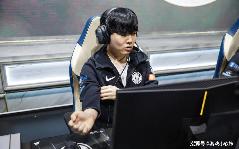 开云体育下注平台美国队教练压力巨大！，Rookie遭遇二十持续失利赛场气氛高涨(美国队足球教练)