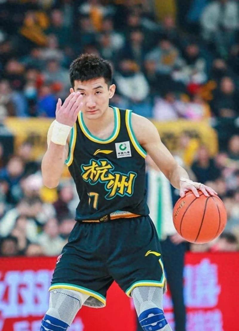 加时末段体能课后，广东宏远队长鼓劲备战CBA季后赛，更衣室稳定，阵容厚度经受考验的简单介绍